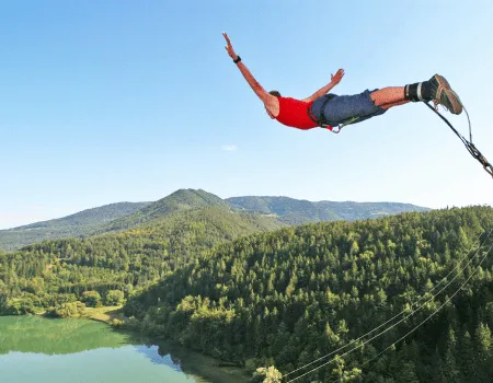   Ein Sprung von einer Brücke in Kärnten ist
                                    eine extreme Möglichkeit, Adrenalin zu
                                    erleben und die Aussicht auf Täler und
                                    Flüsse zu genießen.