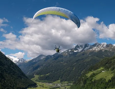   Gleitschirmfliegen über die malerischen
                                    Bergmassive Tirols ist eine der
                                    aufregendsten Möglichkeiten, die
                                    Panoramaaussichten der österreichischen
                                    Alpen zu genießen.