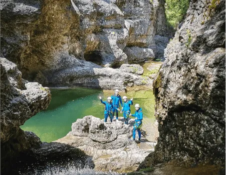 Canyoning ist eine Abseilen in Schluchten,
                                    das Klettern, Sprünge ins Wasser und
                                    Schwimmen beinhaltet.